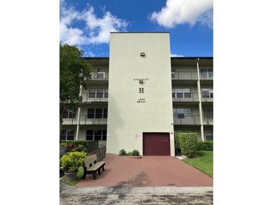 REMODELED, SPACIOUS, 1BR 1.5 BA, CONVENIENTLY LOCATED ON 1ST on Flamingo Lakes Country Club in Florida - for sale on GolfHomes.com, golf home, golf lot