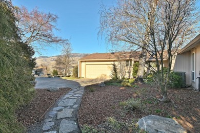 This beautifully maintained 3-bedroom, 2.5-bath single-level on Oak Knoll Golf Course in Oregon - for sale on GolfHomes.com, golf home, golf lot