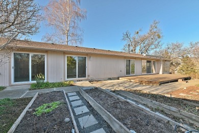 This beautifully maintained 3-bedroom, 2.5-bath single-level on Oak Knoll Golf Course in Oregon - for sale on GolfHomes.com, golf home, golf lot