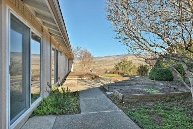 This beautifully maintained 3-bedroom, 2.5-bath single-level on Oak Knoll Golf Course in Oregon - for sale on GolfHomes.com, golf home, golf lot