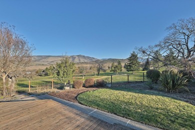 This beautifully maintained 3-bedroom, 2.5-bath single-level on Oak Knoll Golf Course in Oregon - for sale on GolfHomes.com, golf home, golf lot