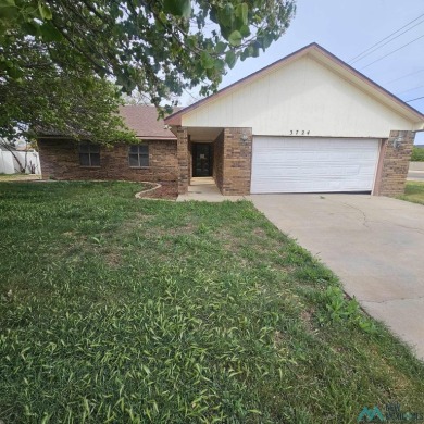 This home sits on a large corner lot in Colonial Park. Close on Chaparral Country Club in New Mexico - for sale on GolfHomes.com, golf home, golf lot