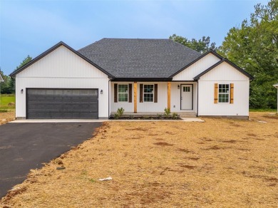 This beautiful home offers a relaxed and stylish lifestyle in a on Russellville Country Club in Kentucky - for sale on GolfHomes.com, golf home, golf lot