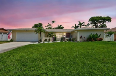 FEATURED ON HGTV'S HOUSE HUNTERS! -This stunning 4-bedroom on Bradenton Country Club in Florida - for sale on GolfHomes.com, golf home, golf lot