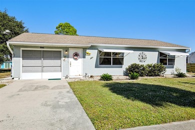 Under contract-accepting backup offers. AFFORDABLE & ADORABLE! on Duffys Golf Center in Florida - for sale on GolfHomes.com, golf home, golf lot