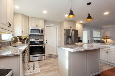 This newly remodeled 2 bedroom, 2 bath, 1 car garage villa is on Highland Lakes Executive Golf Course in Florida - for sale on GolfHomes.com, golf home, golf lot