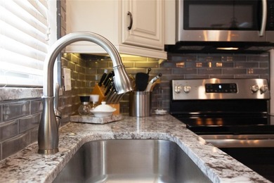 This newly remodeled 2 bedroom, 2 bath, 1 car garage villa is on Highland Lakes Executive Golf Course in Florida - for sale on GolfHomes.com, golf home, golf lot