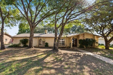 Three bedroom, two bath home right on the Diamond Oaks golf on Diamond Oaks Golf and Country Club in Texas - for sale on GolfHomes.com, golf home, golf lot