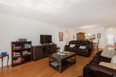 GOLFERS THIS IS THE PERFECT LOCATION FOR YOU, THIS IS AN AMAZING on Wynmoor Golf Course in Florida - for sale on GolfHomes.com, golf home, golf lot