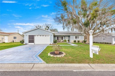 Minutes to the Villages and shopping. ! Move-in ready Dogwood on The Links of Spruce Creek in Florida - for sale on GolfHomes.com, golf home, golf lot