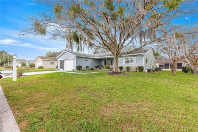 Minutes to the Villages and shopping. ! Move-in ready Dogwood on The Links of Spruce Creek in Florida - for sale on GolfHomes.com, golf home, golf lot