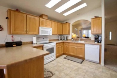 #82 Welcome to this charming and well-maintained 2-bedroom on Mountain Brook Golf Club in Arizona - for sale on GolfHomes.com, golf home, golf lot