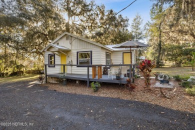 Adorably Charming!!!  This refurbished cottage in Palatka Is on Palatka Golf Club in Florida - for sale on GolfHomes.com, golf home, golf lot