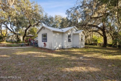 Adorably Charming!!!  This refurbished cottage in Palatka Is on Palatka Golf Club in Florida - for sale on GolfHomes.com, golf home, golf lot