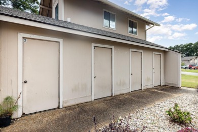 Welcome to this charming two-bedroom, two-bathroom end-unit on  in South Carolina - for sale on GolfHomes.com, golf home, golf lot