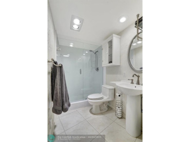 QUIET COZY RARELY AVAILABLE 2/2 KING OVERSIZED PENTHOUSE W/ENCL on Palm-Aire Country Club and Resort - The Oaks in Florida - for sale on GolfHomes.com, golf home, golf lot