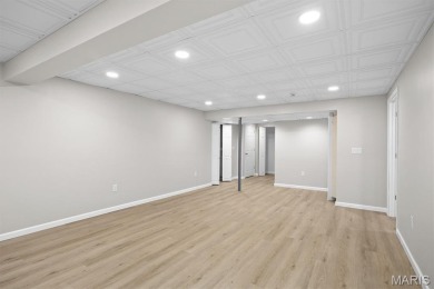 Welcome to this stunning 4-bedroom, 3-bath home offering space on Far Oaks Golf Club in Illinois - for sale on GolfHomes.com, golf home, golf lot