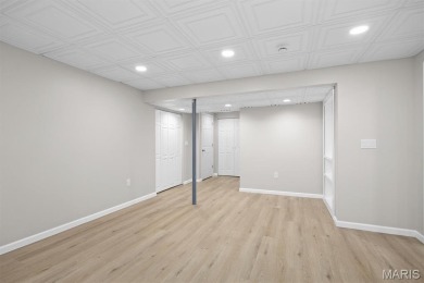 Welcome to this stunning 4-bedroom, 3-bath home offering space on Far Oaks Golf Club in Illinois - for sale on GolfHomes.com, golf home, golf lot