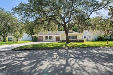 Live your Florida *Pool Home* Dream in this move in ready 3 on Beacon Woods Golf Club in Florida - for sale on GolfHomes.com, golf home, golf lot