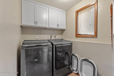 Beautiful Twin Lakes Golf Course condo featuring 2 bedrooms and on Twin Lakes Village Golf Course in Idaho - for sale on GolfHomes.com, golf home, golf lot