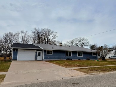Spacious and beautifully updated duplex featuring 3 bedrooms and on The Oaks At Kincheloe in Michigan - for sale on GolfHomes.com, golf home, golf lot