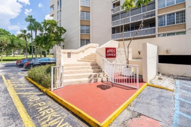 Beautiful and spacious 2-bedroom, 2-bath condo in the desirable on Inverrary Country Club in Florida - for sale on GolfHomes.com, golf home, golf lot