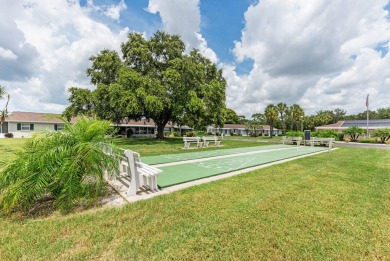 Your Florida getaway awaits! Do not miss out on this END UNIT in on Rolling Green Golf Course in Florida - for sale on GolfHomes.com, golf home, golf lot