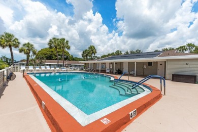 Your Florida getaway awaits! Do not miss out on this END UNIT in on Rolling Green Golf Course in Florida - for sale on GolfHomes.com, golf home, golf lot