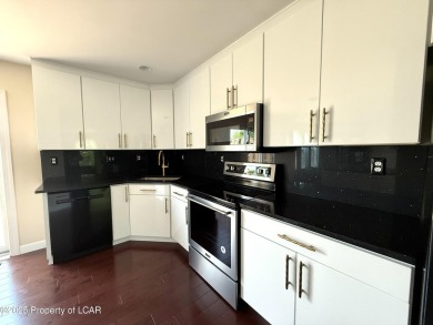 Move-in ready 3 bedroom, 2.5 bath updated & upgraded condo in on Sand Springs Country Club in Pennsylvania - for sale on GolfHomes.com, golf home, golf lot