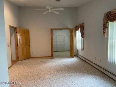 Welcome to Greenbriar Woodlands adult community . This 2 bedroom on Greenbriar Woodlands in New Jersey - for sale on GolfHomes.com, golf home, golf lot
