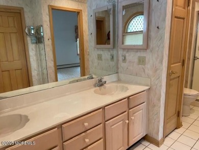Welcome to Greenbriar Woodlands adult community . This 2 bedroom on Greenbriar Woodlands in New Jersey - for sale on GolfHomes.com, golf home, golf lot