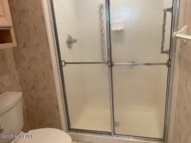 Welcome to Greenbriar Woodlands adult community . This 2 bedroom on Greenbriar Woodlands in New Jersey - for sale on GolfHomes.com, golf home, golf lot