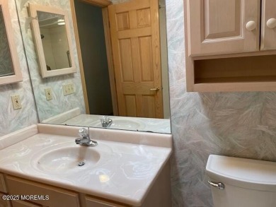 Welcome to Greenbriar Woodlands adult community . This 2 bedroom on Greenbriar Woodlands in New Jersey - for sale on GolfHomes.com, golf home, golf lot