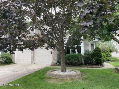 Welcome to Greenbriar Woodlands adult community . This 2 bedroom on Greenbriar Woodlands in New Jersey - for sale on GolfHomes.com, golf home, golf lot