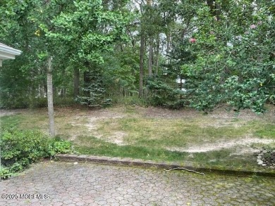 Welcome to Greenbriar Woodlands adult community . This 2 bedroom on Greenbriar Woodlands in New Jersey - for sale on GolfHomes.com, golf home, golf lot