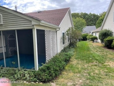 Welcome to Greenbriar Woodlands adult community . This 2 bedroom on Greenbriar Woodlands in New Jersey - for sale on GolfHomes.com, golf home, golf lot