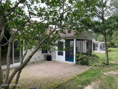 Welcome to Greenbriar Woodlands adult community . This 2 bedroom on Greenbriar Woodlands in New Jersey - for sale on GolfHomes.com, golf home, golf lot