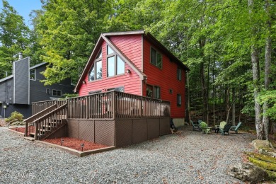 This beautifully maintained 3-bedroom, 2-bath chalet is tucked on The Hideout Golf in Pennsylvania - for sale on GolfHomes.com, golf home, golf lot