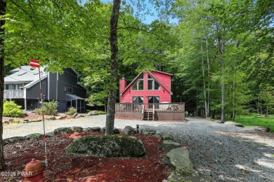This beautifully maintained 3-bedroom, 2-bath chalet is tucked on The Hideout Golf in Pennsylvania - for sale on GolfHomes.com, golf home, golf lot
