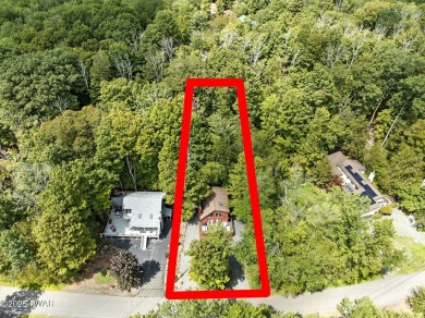 This beautifully maintained 3-bedroom, 2-bath chalet is tucked on The Hideout Golf in Pennsylvania - for sale on GolfHomes.com, golf home, golf lot