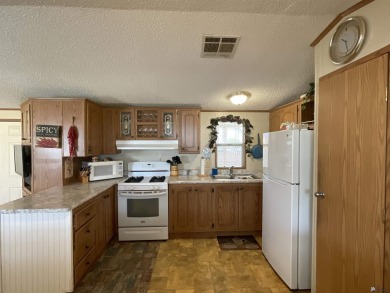 Welcome to easy living! This cozy and clean 2 bed, 2 bath on Butterfield Golf Course in Arizona - for sale on GolfHomes.com, golf home, golf lot