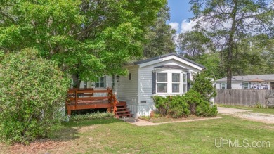 Cozy 2-bedroom, 2-bath manufactured home in a prime location! on Irish Oaks Golf Course in Michigan - for sale on GolfHomes.com, golf home, golf lot