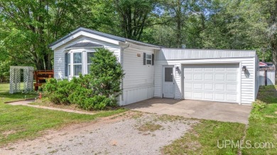 Cozy 2-bedroom, 2-bath manufactured home in a prime location! on Irish Oaks Golf Course in Michigan - for sale on GolfHomes.com, golf home, golf lot