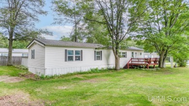 Cozy 2-bedroom, 2-bath manufactured home in a prime location! on Irish Oaks Golf Course in Michigan - for sale on GolfHomes.com, golf home, golf lot