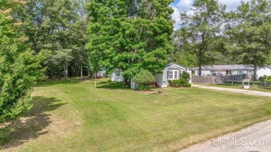 Cozy 2-bedroom, 2-bath manufactured home in a prime location! on Irish Oaks Golf Course in Michigan - for sale on GolfHomes.com, golf home, golf lot