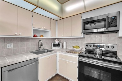 Prime Palm Aire location! Spacious 2BR/2BA residence offering on Palm-Aire Country Club and Resort - The Oaks in Florida - for sale on GolfHomes.com, golf home, golf lot