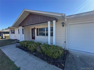 This affordable Beverly Hills home is located in a nice on Brentwood Farms Golf Club in Florida - for sale on GolfHomes.com, golf home, golf lot