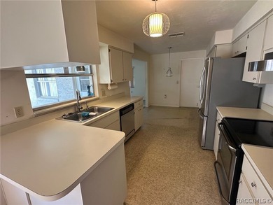 This affordable Beverly Hills home is located in a nice on Brentwood Farms Golf Club in Florida - for sale on GolfHomes.com, golf home, golf lot