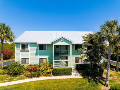 MOVE IN READY!! COMPLETELY UPDATED KITCHEN  BATHROOMS. NEW on Pelican Pointe 9 Hole Course in Florida - for sale on GolfHomes.com, golf home, golf lot