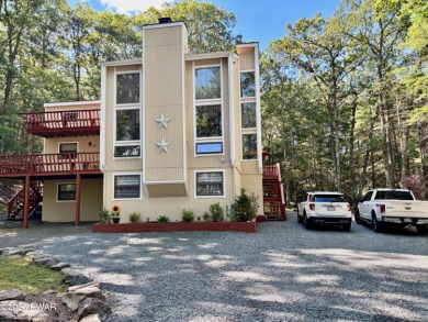 Immaculate move-in ready home in one of Lake Wallenpaupack's on Paupack Hills Golf and Country Club in Pennsylvania - for sale on GolfHomes.com, golf home, golf lot